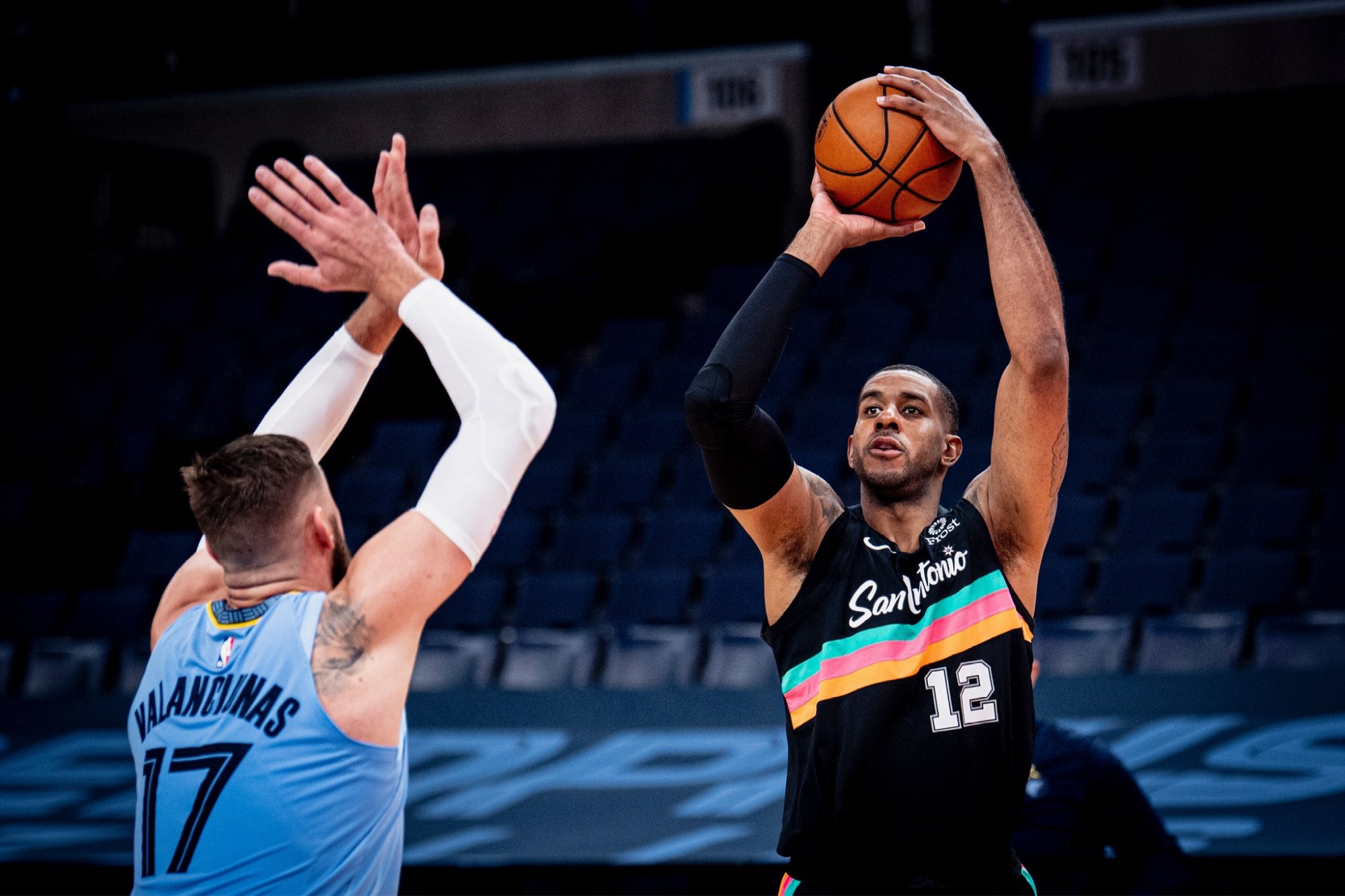 10分爆冷取胜！大黑马疯狂逆袭：奇兵三分8中7，东契奇空砍34+9