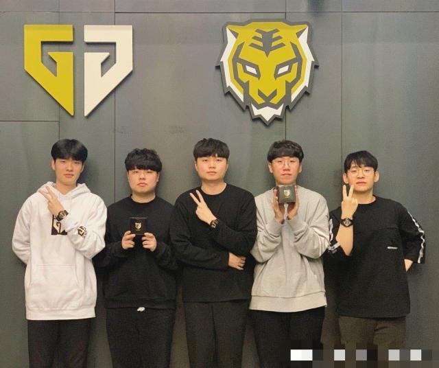 描绘了这个 描绘了这个